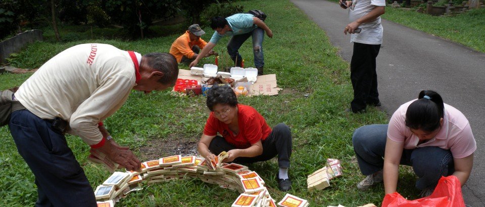 "Gotong Royong" at its best, the tomb whisperer Raymond Goh looks on  (photo Ang Yik Han)