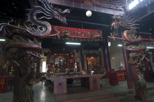 t2 16. The 2 dragon pillars in the Sam Wong Yah temple  (photo Simone Lee)