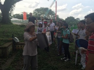 Claire, a Bukit Brown volunteer guide gave a brief introduction on the history of Bukit Brown Cemetery and Singapore's pioneers (photo by Simone)