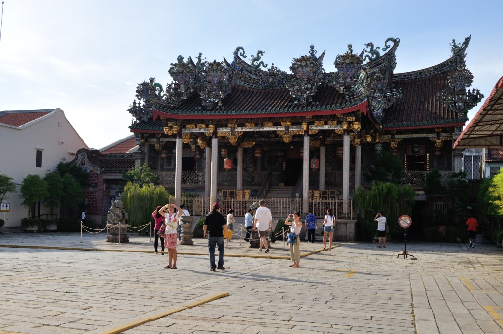 Brownies approach the grandest temple in Malaysia, Leong San Tong Khoo Kongsi clan temple (photo by Ang Yik Han)